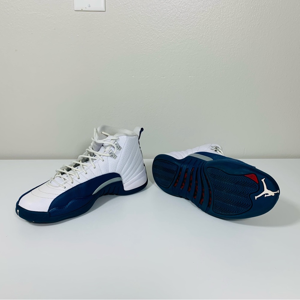 Air Jordan 12 retro, size 8.5, color Indigo and white, in good conditions